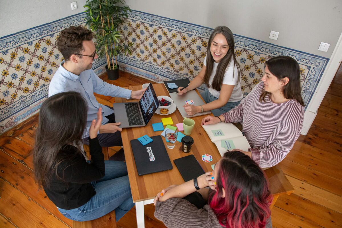 Verbinding in teams vergroten? Zo doorbreek je wat niet wordt gezegd | Dare! Beweegt